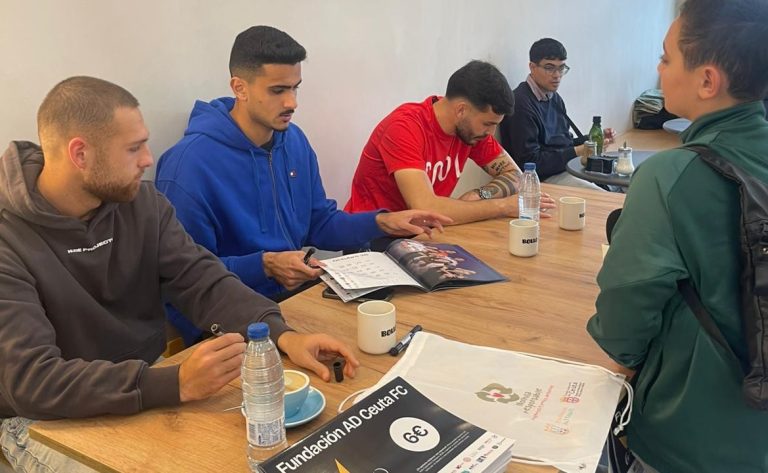 Lee más sobre el artículo Youness, Diego González y Capa firman calendarios solidarios