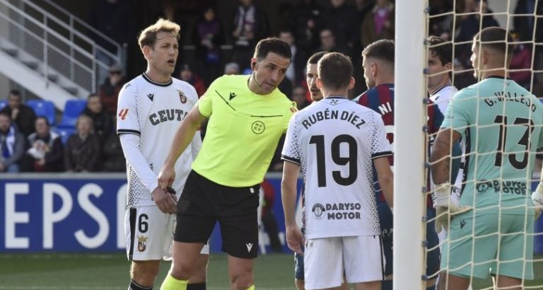Lee más sobre el artículo El Ceuta se plantea denunciar el “vergonzoso” abrazo entre el árbitro y Bolo